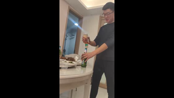 Bottle-opening trick backfires, spilling drink in Hebei, China