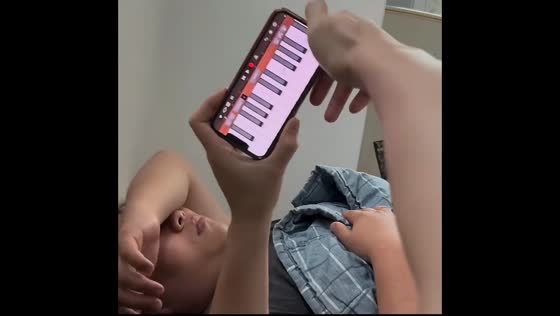 Wife imitates husband's snoring sound on piano in Jilin, China