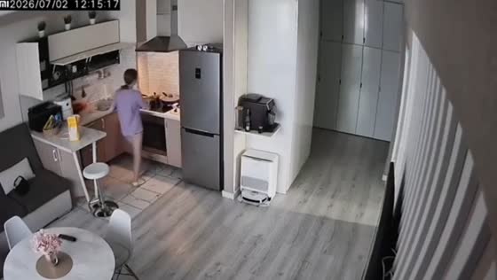 Kitchen fire flares up after water hits burning oil in Chelyabinsk, Russia