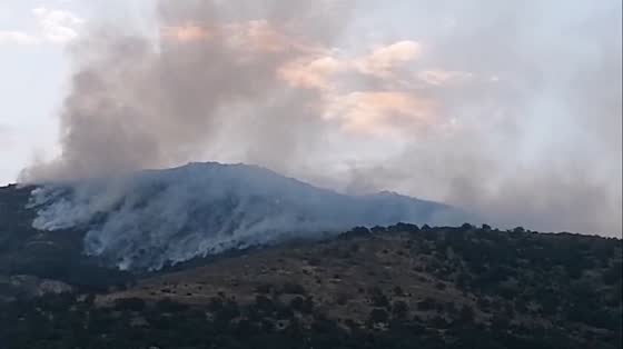 Thick smoke from Jarilla wildfire blankets hills in northern Cáceres, Spain