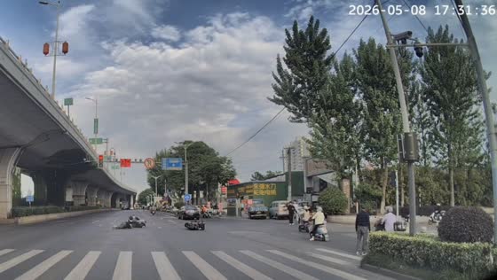 Two e-scooter riders collide at intersection in Jiangsu, China