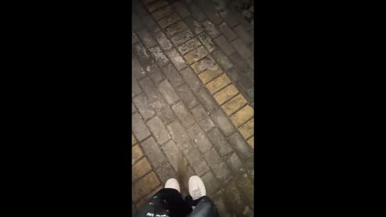 Unexpected frog attack startles woman in Anhui, China
