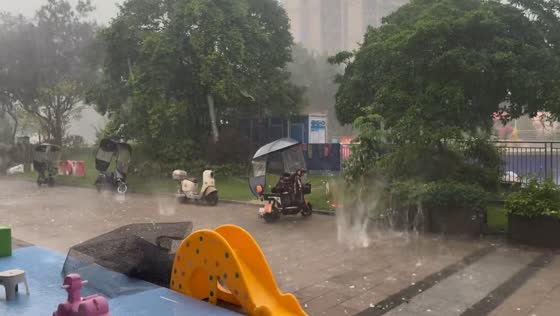 Guangdong's unusual hailstorm: massive 5cm hailstones surprise residents