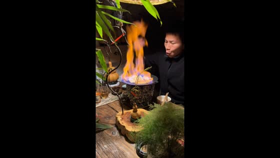 Flambé attempt goes wrong as fried tofu catches fire in Henan, China