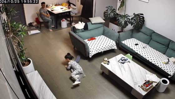 Father’s lightning-fast reflexes save child from hitting the floor in Shandong, China