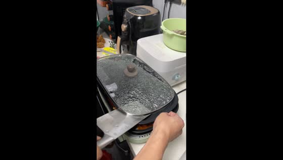 Glass lid cracks during cooking, nearly ruining meal in Zhejiang, China