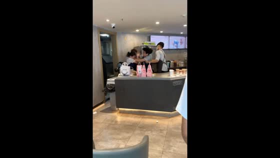 Fight between staff at Guangdong eatery