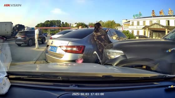 Vehicle collides with parked car in parking lot accident in Hubei, China