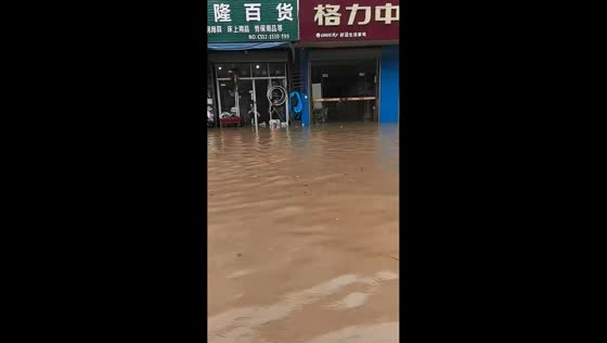Severe flooding turns Wuxi street into a muddy river in Jiangsu, China