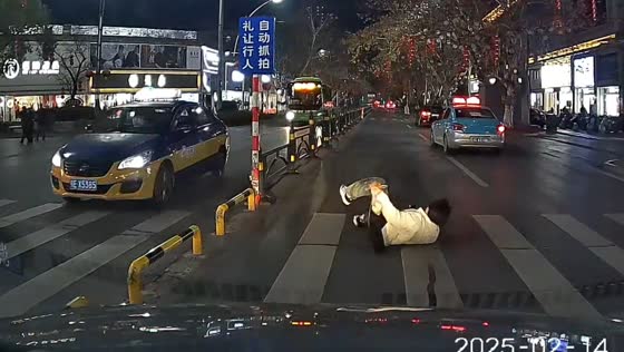 Driver stops as pedestrian trips and falls while crossing the road in Hubei, China