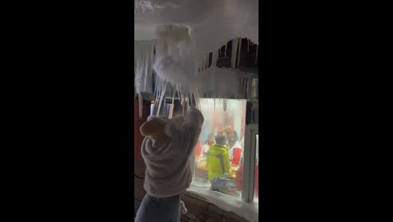 Woman startled by falling icicles and slips in Jilin, China
