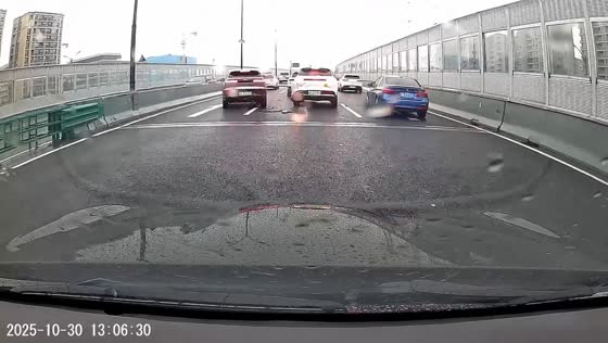 Chain-reaction crash on expressway captured in Zhejiang, China