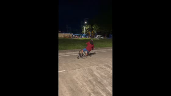 Cyclist loses balance while doing trick on fixed-gear bike in Iloilo, Philippines