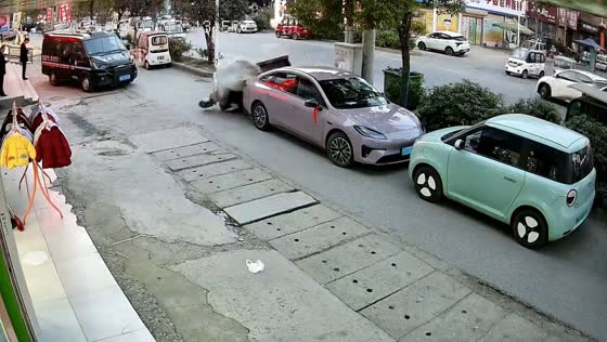 High-speed tricycle overturns after sharp turn outside shop in Anhui, China