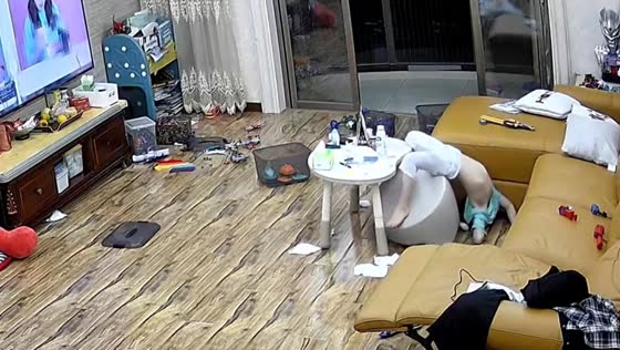 Child imitates TikTok video, falls head first in Fujian, China