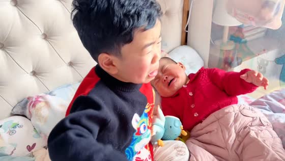 Brother accidentally hits baby with ball, leading to tears in Sichuan, China