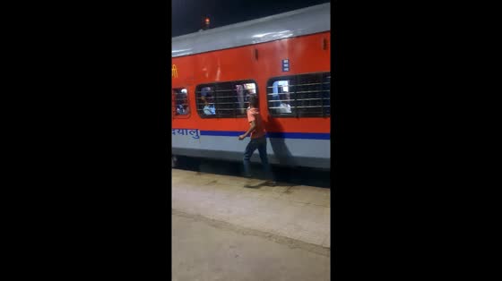 Phone snatched from train passenger in Satna, Madhya Pradesh
