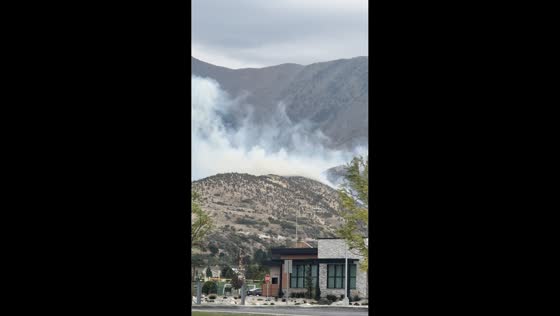 Strong winds push smoke across Peteetneet Fire near Payson, USA