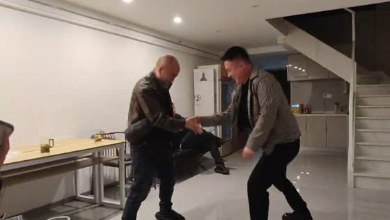 Bald man hilariously loses every round of rock-paper-scissors in Shaanxi, China