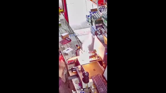Lighter catches fire at cashier in Zhejiang, China