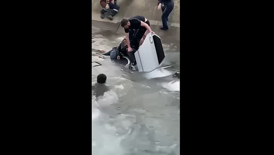 Lada Priora submerged in canal: passers-by rescue man and children
