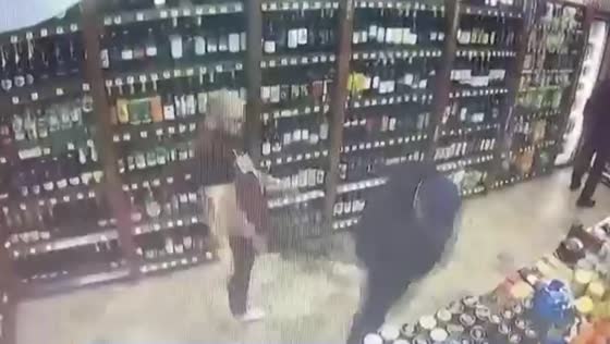 Russian shoplifter gets kicked out by store clerk: caught on camera