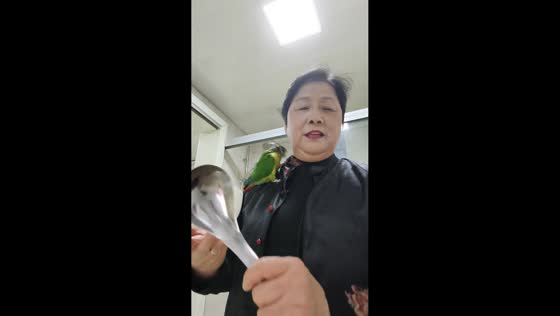 Parrot follows the rhythm in Zhejiang, China