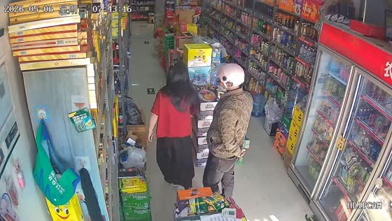 Man caught stealing from convenience store in Jiangsu, China