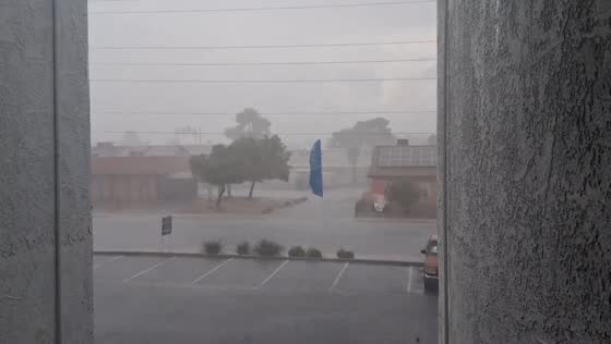 Thunderstorm brings heavy rain and strong winds in Las Vegas, USA