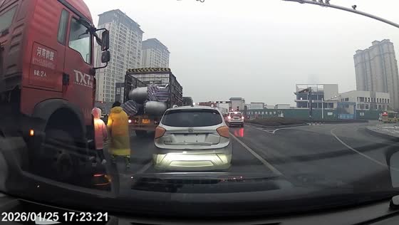 Pedestrians narrowly avoid moving truck while crossing highway in Hebei, China