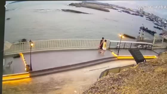Man breaks lamp post while trying to lift himself in Guangdong, China