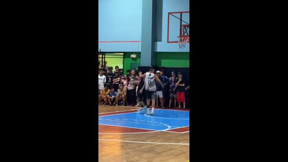 Player falls after accidental hit during basketball in Quezon City, Philippines