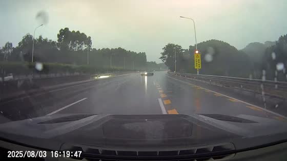 Vehicle spins out on wet highway in Guangdong, China
