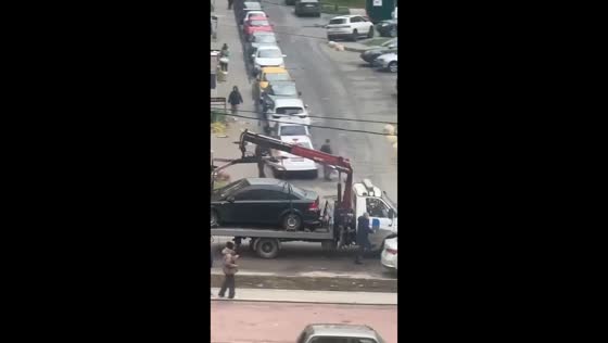 Man runs after tow truck as his car gets taken away in Moscow, Russia