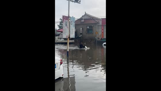 Heavy rain floods streets and vehicles in Liaoning, China