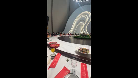 Unusually large round table fits many people in Tianjin, China