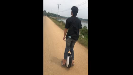 Person falls off electric unicycle in Thanh Thủy, Vietnam