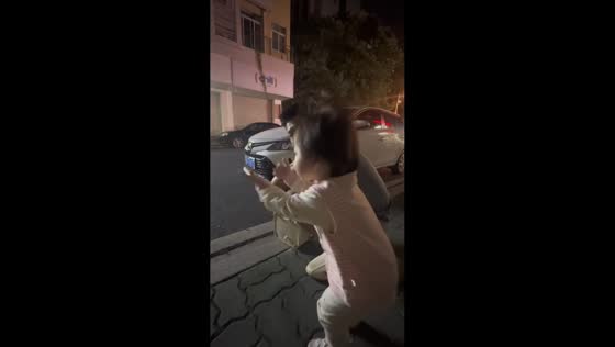 Toddler calls out to a cat in her own unique way in Guangdong, China