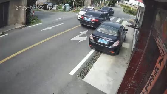Traffic disruption after three-vehicle crash in Anhui, China