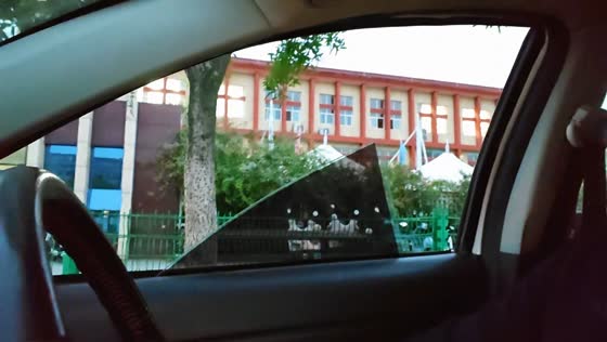 Car window rolls down in strange rotating motion in Shaanxi, China
