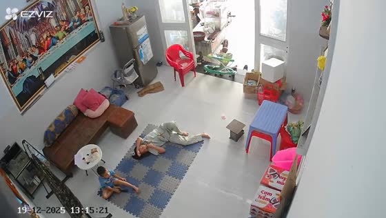Baby falls down doorstep as siblings watch TV in Tây Ninh, Vietnam