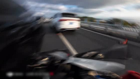 Motorcyclist crashes into car and guardrail after failing to slow down on highway in Anhui, China