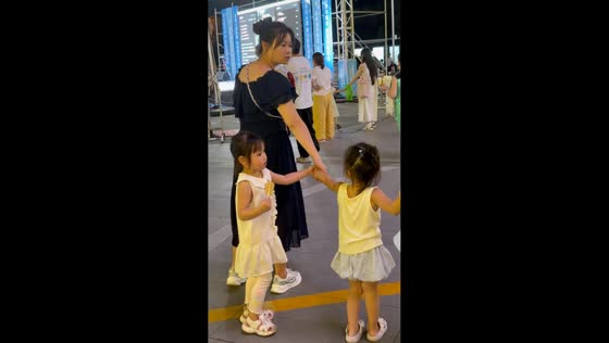 Woman hilariously ends up holding hands with the wrong child in Jiangxi, China