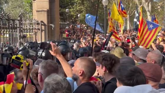 Police use pepper spray at Barcelona's Ciutadella Park during Puigdemont's visit