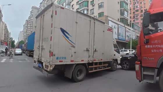 Car collides with truck at congested intersection in Liaoning, China