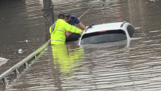 Driver rescued from submerged car during flood in Shanxi, China