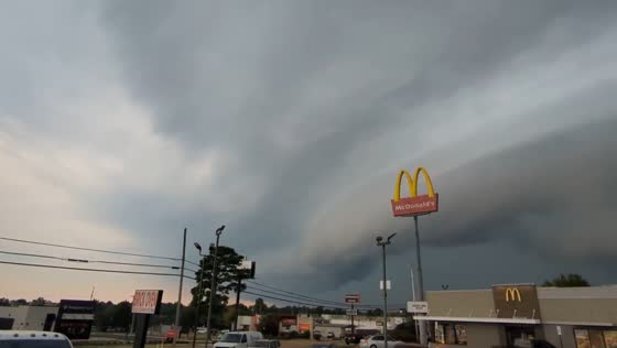 Shelf cloud moves into Mountain Home, Arkansas