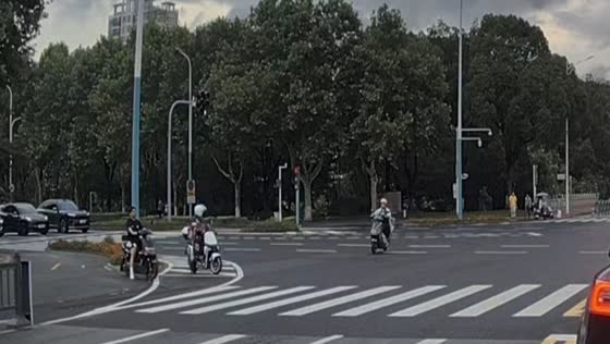 Two motorcycles collide at intersection in Jiangsu, China