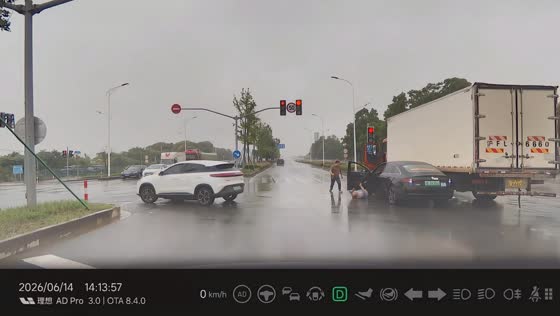 Unattended car rolls backward after minor crash at intersection in Shanghai, China