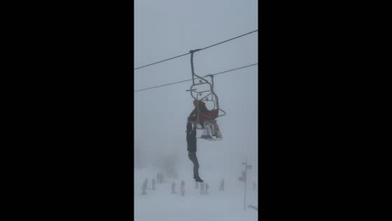 Dramatic rescue: man hanging precariously on cable chair saved in Bursa, Türkiye